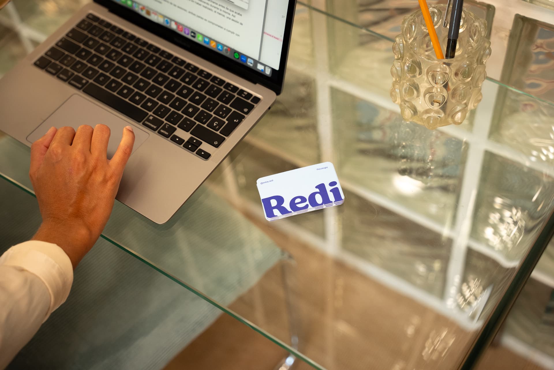 Mesa de trabajo de Redi con tarjeta de visita